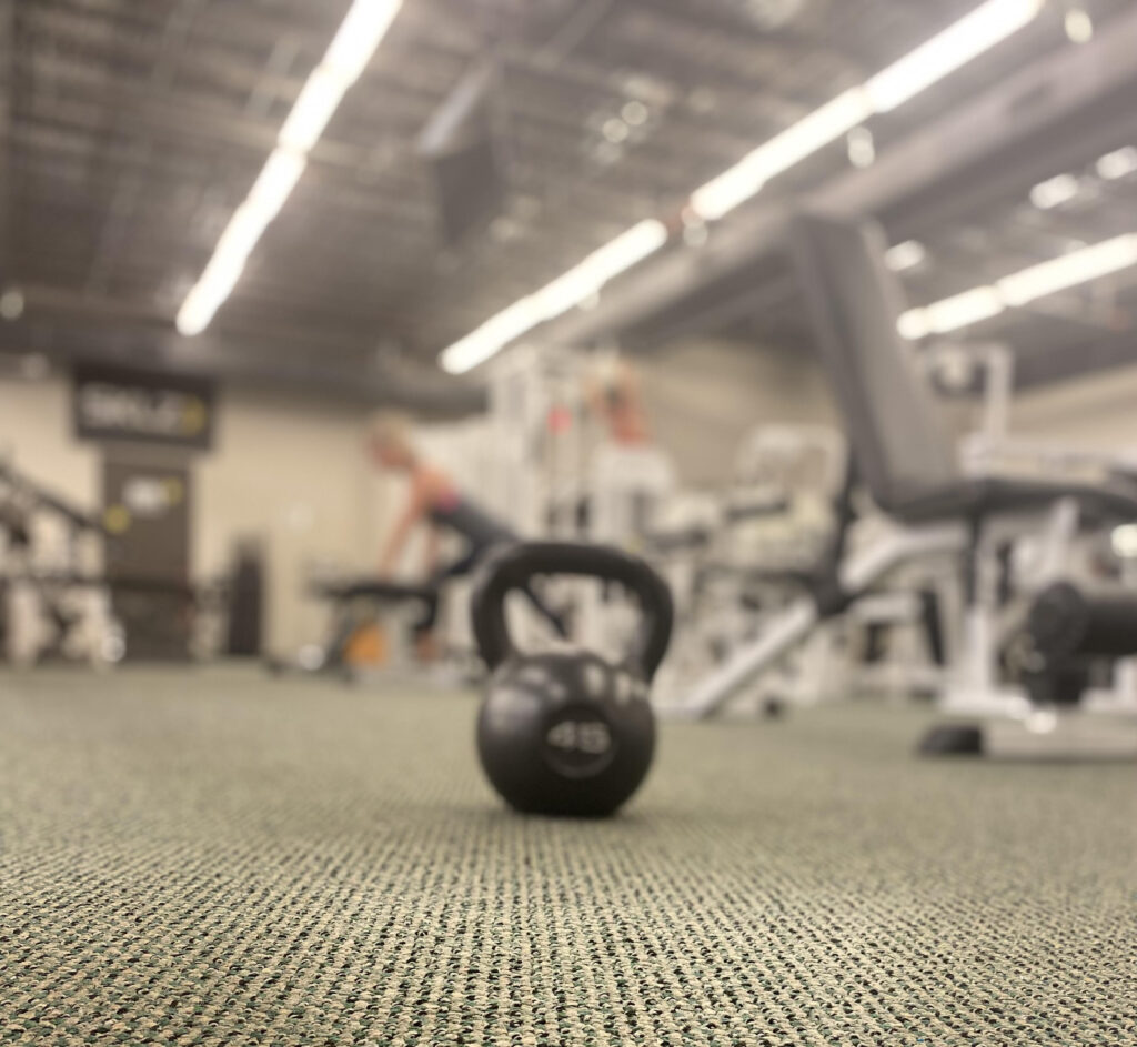 Kettlebell strength training by Victoria in a fitness center